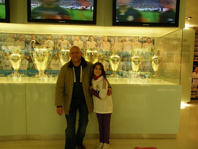 Paco e Inma con las Copas de Europa